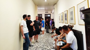 Παράσταση διαμαρτυρίας εργαζομένων και ιδιοκτήτη beach bar στο δήμο Ρόδου