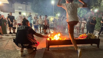 "Ανάψανε φωτιές στις γειτονιές" απόψε για το έθιμο του Άη Γιάννη Κλήδονα (Καλαφουνιάρη)