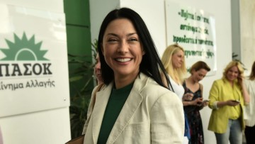 Νάντια Γιαννακοπούλου: Ανακοίνωσε ότι κατεβαίνει υποψήφια για την ηγεσία του ΠΑΣΟΚ