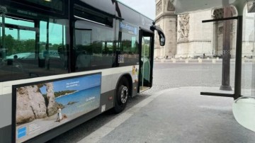 Παρίσι: «Άρωμα» Ελλάδας στους δρόμους και το μετρό