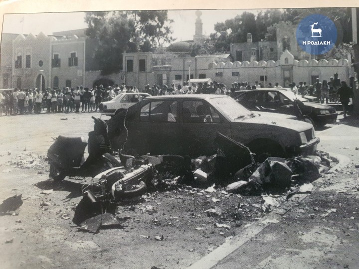 Το δεύτερο χτύπημα των τρομοκρατών, πάλι σε κάδο σκουπιδιών, έξω από το Έλλη. Σε απόσταση 30 μέτρων, εκατοντάδες τουρίστες βρίσκονταν στην παραλία ξένοιαστοι. Οι τσιμεντένιες ζαρντινιέρες που βρίσκονταν στην περιοχή, λειτούργησαν ως προστατευτική «ομπρέλα» και έσωσαν ζωές.