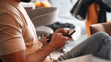 Κινέζος φέσωσε με 3.500 ευρώ ιδιοκτήτη Airbnb  για τηλεφωνικές κλήσεις μέσω internet