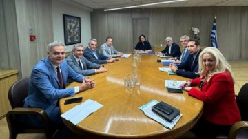 Συνάντηση της υπουργού Εργασίας  με εκπροσώπους ΣΕΤΕ και ΕΣΕΕ