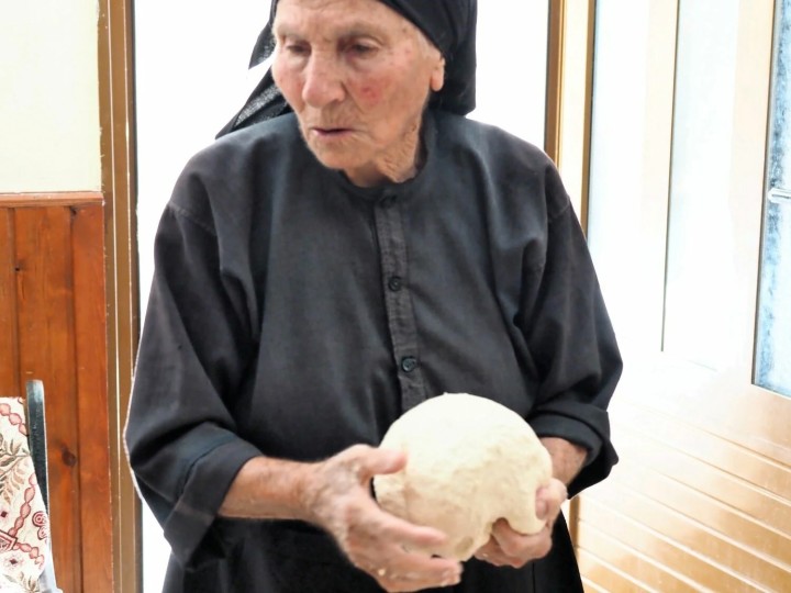 Η κυρία Μαγκαφούλα ετοιμάζει το ζυμάρι.  Φωτ.: Νίκος Γ. Μαστροπαύλος