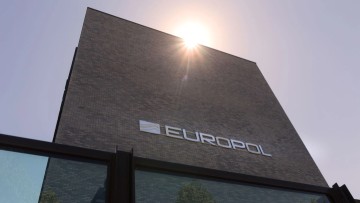 Πληθαίνουν οι εικόνες πορνογραφίας ανηλίκων με χρήση ΑΙ, προειδοποιεί η Europol