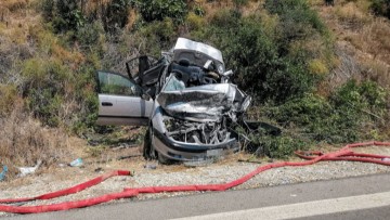 Σπαραγμός στην κηδεία της 12χρονης και του 44χρονου πατέρα της που υπηρετούσε στη Ρόδο
