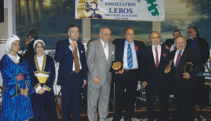 Ο πρόεδρος Αντώνης Φυλακούρης (3ος από δεξιά) με τον αντιπρόεδρο Τάκη Ρίζο (5ος από δεξιά) τιμούν παλαιά μέλη του Συλλόγου