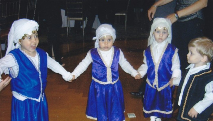 Από μικρά μπαίνουν στοn χορό. Σ’ αυτά τα παιδιά βρίσκεται το μέλλον των Ελληνοαμερικανικών συλλόγων και της Ελληνικής παροικίας στην Αμερική