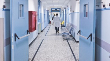 Σε έξαρση ο κορωνοϊός - «Πάνω από 100 εισαγωγές την ημέρα στα νοσοκομεία»