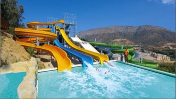 Νορβηγός έσπρωξε παιδιά που έπαιζαν σε νεροτσουλήθρες!