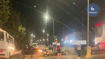 Σφοδρή σύγκρουση αυτοκινήτου με δίκυκλο κοντά στη γέφυρα της Κρεμαστής