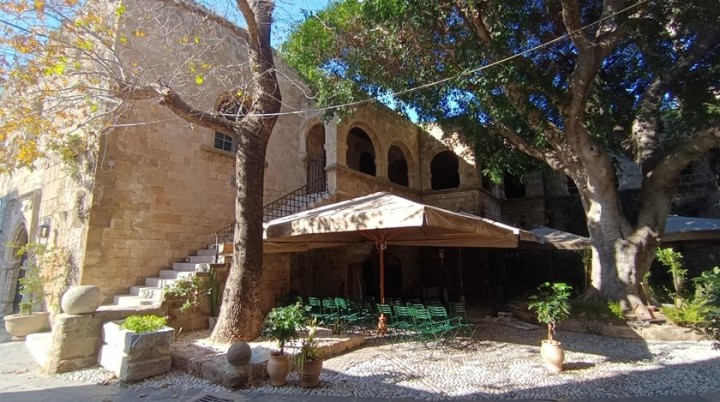 ΚΜ IV-101 – Πλ. Μεγάλου Αλεξάνδρου: Πρόκειται για το υφιστάμενο καφέ ΩΒΕΡΝΗ. Ισόγειο κατάστημα και αποθήκη. Σε άριστη κατάσταση. Υπάρχει δυνατότητα ανάπτυξης τραπεζοκαθισμάτων στον αύλειο χώρο (Στο μίσθωμα θα προστεθεί αποζημίωση 20€/τ.μ. για την επιτρεπόμενη επιφάνεια ανάπτυξης τραπεζοκαθισμάτων).