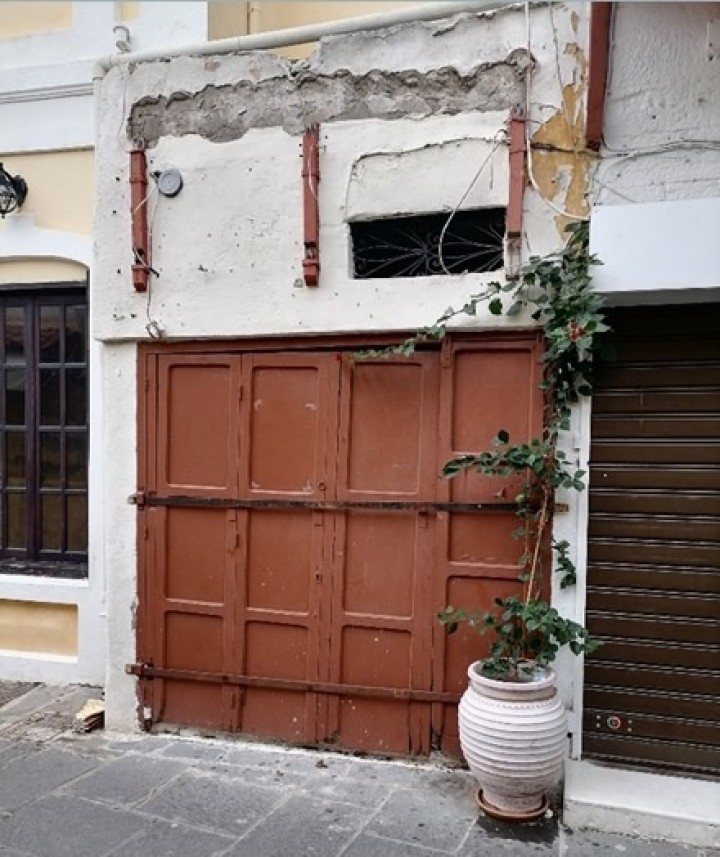 ΚΜ IV-589 - Ερμού 60Γ: Πρόκειται για μικρό κατάστημα σε κακή κατάσταση, κενό.