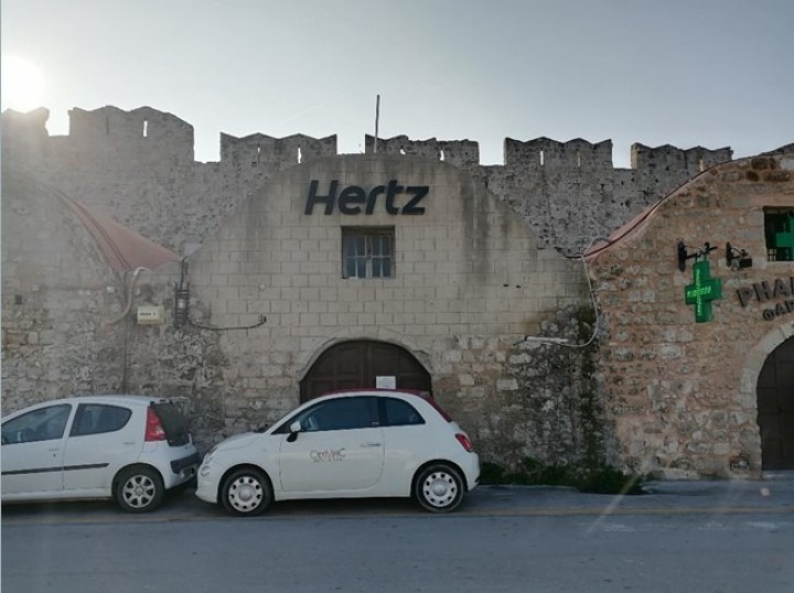 ΚΜ IV-1944 - Ακτή Σαχτούρη 3: Πρόκειται για κενό κατάστημα με πατάρι σε καλή κατάσταση.