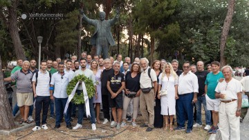Στεφάνι στο άγαλμα του Ανδρέα Παπανδρέου