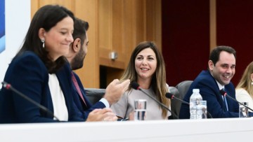 Επιδόματα: Τι αλλάζει και ποια αυξάνονται – Τα μέτρα για δημογραφικό και οικογένειες