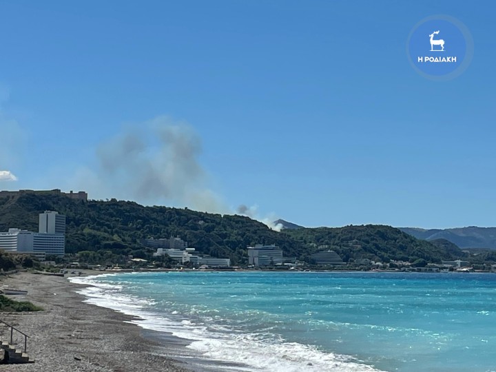 Η φωτιά είναι ορατή από την περιοχή των Κρητικών