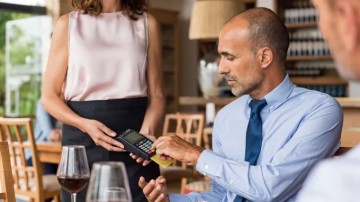 Τα πουρμπουάρ στο «στόχαστρο» της Εφορίας: Φορολογούνται ως πρόσθετες παροχές