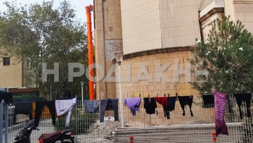 Άπλωσαν... μπουγάδα έξω από το Εθνικό Θέατρο της Ρόδου - Όλο και πιο δύσκολη γίνεται η κατάσταση