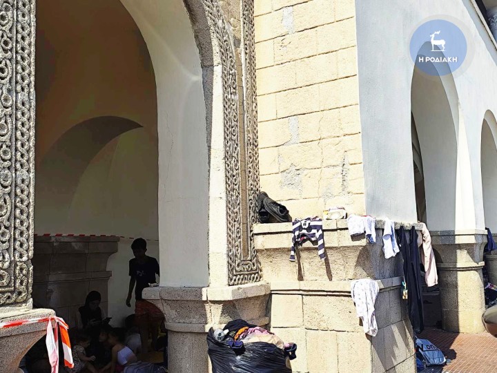 Σοκάρουν οι εικόνες με απλωμένη την μπουγάδα στις κολόνες του κτηρίου της Περιφέρειας και στην περίφραξη του Εθνικού Θεάτρου!..
