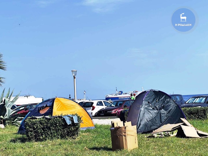 Αντίσκηνα έχουν στηθεί στα παρτέρια της πλατείας Κλεοβούλου...