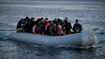 Ο διακινητής παρίστανε τον μετανάστη! Τον αποκάλυψαν οι υπόλοιποι και συνελήφθη