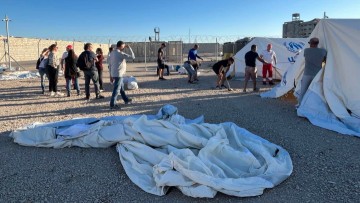 Στο λιμάνι της Ακαντιάς και σε περιφραγμένο χώρο μεταφέρονται από το κέντρο οι ταυτοποιημένοι μετανάστες