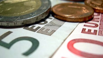 Συντάξεις, επιδόματα, έκτακτες ενισχύσεις: Όλες οι «χριστουγεννιάτικες» πληρωμές και πότε πιστώνονται στους λογαριασμούς