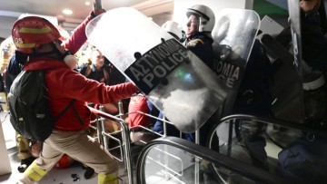 14 τραυματίες στα  επεισόδια της κινητοποίησης των εποχιακών πυροσβεστών