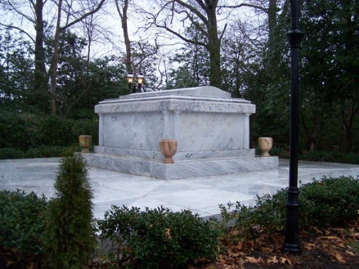 Εδώ αναπαύονται ο Νίκος και η Μαίρη Ματθαίου. Nick and Mary Mathew rest here.