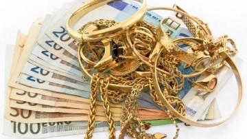 «Άρπαξε» χρυσά κοσμήματα από τη συγκάτοικό του