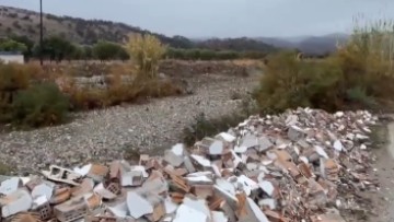 Απίστευτο: Άθλιοι εκμεταλλεύτηκαν την κακοκαιρία και ξεφόρτωσαν μπάζα σε κοίτη ποταμού