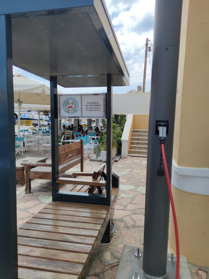 Εικόνα 3: Έξυπνος φορτιστής στο νησί της Χάλκης
