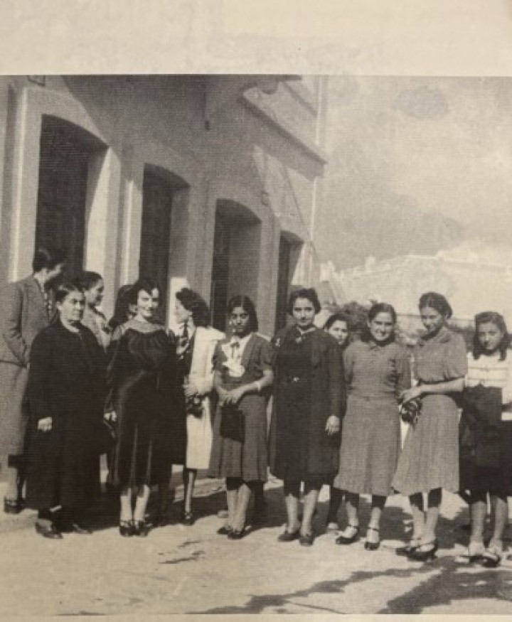 Στην πρώτη σειρά, πρώτη από αριστερά η γυναίκα του Di Stefani και τρίτη από δεξιά η κόρη του Elena