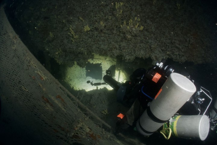 Ο Μ. Γιούργας εξετάζει το εσωτερικό του αποβατικού