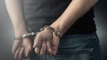 Ποινή κάθειρξης σε 25χρονο Ρομά που έκλεψε, έδειρε και δάγκωσε στο αυτί 61χρονο Ροδίτη