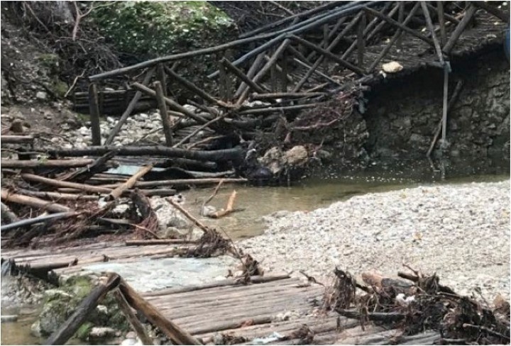 (Φωτο Αρχείου- ζημιές στην κοιλάδα Πεταλούδων από έντονη βροχόπτωση και κατολισθήσεις)