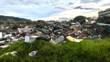 Εικόνες αθλιότητας από υπαίθρια χωματερή στην περιοχή της Ιξιάς