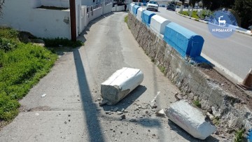 Πρόσκρουση ΙΧ σε τσιμεντένιο προστατευτικό στον Αρχάγγελο