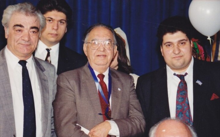 Ο πρόεδρος της Δωδεκανησιακής Ομοσπονδίας Δημήτρης Μαυρομιχάλης με τον πρόεδρο της Δωδεκανησιακής Νεολαίας Γιώργο Καλυμνίου, απονέμουν το χρυσό μετάλλιο της Δωδεκανησιακής Ομοσπονδίας στον Μανώλη Αθανασιάδη.