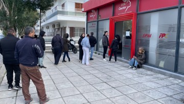 Διαμαρτυρία για τις ουρές στα ΕΛΤΑ