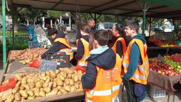 Οι μαθητές/-τριες του 2ου Πειραματικού Γυμνασίου Ρόδου συγκέντρωσαν φρούτα και λαχανικά για άπορες οικογένειες