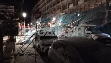 Ρόδος: Ο αέρας παρέσυρε σκαλωσιές και προκάλεσε ζημιές σε περισσότερα από 20 αυτοκίνητα
