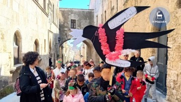 Τα παιδιά από το 4ο Νηπιαγωγείο και το 10ο Δημοτικό τραγούδησαν τα χελιδονίσματα στην Παλιά Πόλη
