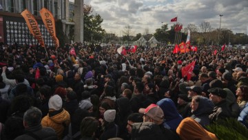 «Δεν πάει άλλο», λένε οι Τούρκοι που πληθαίνουν στις διαδηλώσεις - Επίδειξη δύναμης από τον Ερντογάν