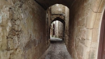 Αποψιλώνονται από αγριόχορτα, πλένονται και καθαρίζονται τα σοκάκια της Παλιάς Πόλης