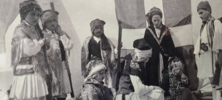 Μαθητικός θεατρικός θίασος του Σχολείου Ολύμπου Καρπάθου (Δεκαετία 1960, Φωτ. Φίλιππα Νικ. Φιλιππάκη).