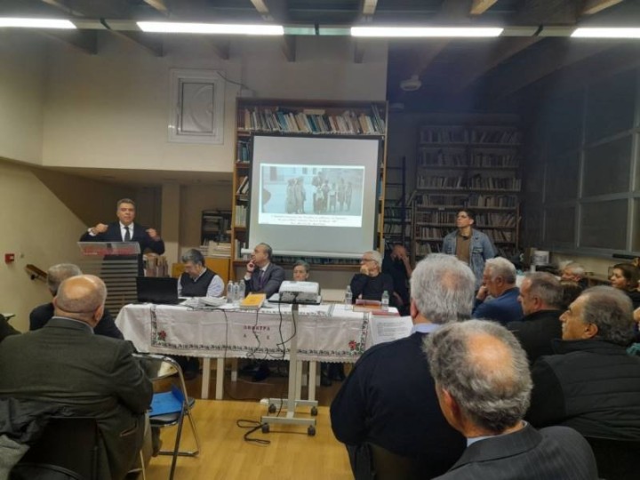 Ο Μάνος Κόνσολας απευθύνεται στο ακροατήριο