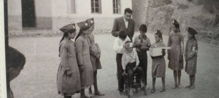 Ο δάσκαλος Κομνηνός Νικ. Παυλίδης με μαθήτριες του Σχολείου σε μιαν επίδειξη παροχής πρώτων βοηθειών. (1961, Φωτ. Φίλιππα Νικ. Φιλιππάκη).