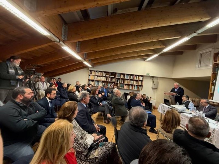 Εικόνα από την κατάμεστη αίθουσα